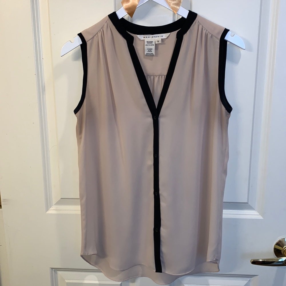 Cream & black sleeveless flowy blouse
